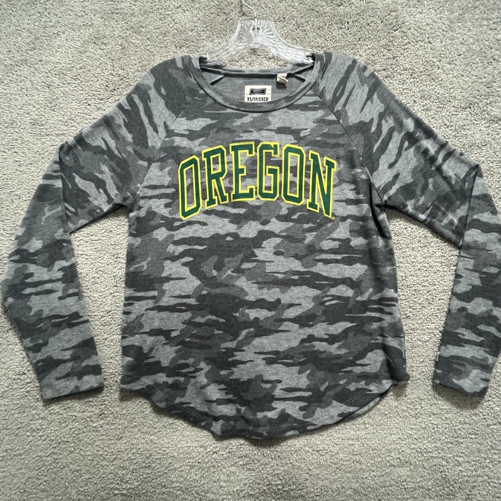 Oregon  Top Women's XS Gray Camo ‎ Long Sleeve Crew Neck Round Hem